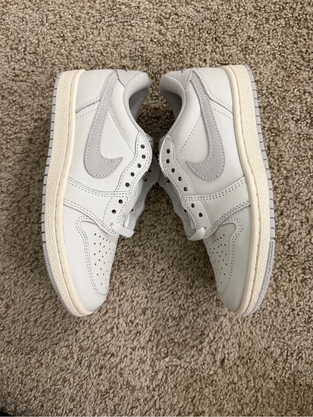 Nike Low-Top Sneakers in Light Gray and White - Never Been Worn